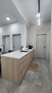 Kuchyňa alebo kuchynka v ubytovaní CasaZlyn Studio By MySky Stays at Presint 5, Putrajaya