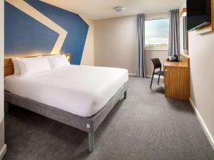 Postel nebo postele na pokoji v ubytování ibis budget London Heathrow Central