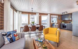 Η κουζίνα ή μικρή κουζίνα στο 4 Bedroom Amazing Home In Lillehammer