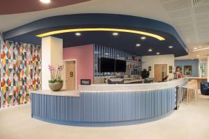Hampton By Hilton Nuneaton的电视和/或娱乐中心