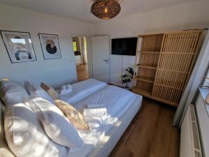Ένα ή περισσότερα κρεβάτια σε δωμάτιο στο STAYTONA I Balkon I ruhig I Arbeitsplatz I nahe Friedberg