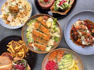 Makanan di atau berdekatan hotel