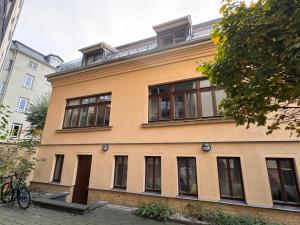 a building with windows and a bike parked in front of it at Marktblick Apartments nähe der RB-Arena in Leipzig