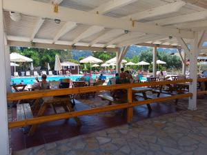 Bazén v ubytování Camping Karavomilos nebo v jeho okolí
