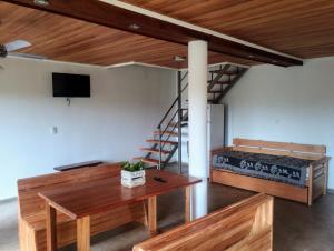 Habitación con cama, mesa y escalera. en Complejo Marlu, en Federación
