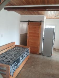 1 dormitorio con 1 cama y puerta corredera en Complejo Marlu, en Federación