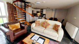 多尔盖罗Cader Mountain View Cottage with Hot Tub in Snowdonia的带沙发和椅子的客厅