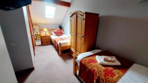 多尔盖罗Cader Mountain View Cottage with Hot Tub in Snowdonia的一间小卧室,配有一张床和一个梳妆台