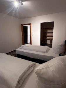 Ένα ή περισσότερα κρεβάτια σε δωμάτιο στο 4 Zimmer Apartment, Parkplatz & Garten, Nah A10, Berlin