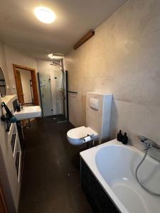 Ένα μπάνιο στο 4 Zimmer Apartment, Parkplatz & Garten, Nah A10, Berlin +13 φωτογραφίες