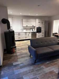 Η κουζίνα ή μικρή κουζίνα στο 4 Zimmer Apartment, Parkplatz & Garten, Nah A10, Berlin