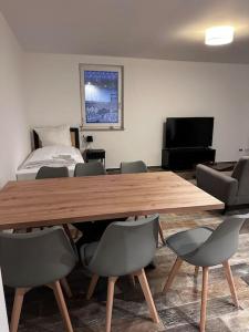 Μια τηλεόραση ή/και κέντρο ψυχαγωγίας στο 4 Zimmer Apartment, Parkplatz & Garten, Nah A10, Berlin