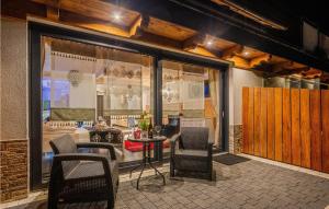 Ruang duduk di Awesome Apartment In Koscielisko