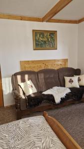 a brown leather couch sitting in a living room at Willa Świerk - Panorama Tatr in Zakopane
