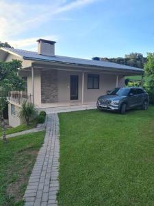 a car parked in front of a house at Refúgio Cantinho Verde in Pinto Bandeira