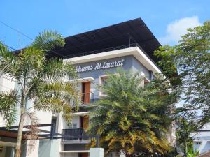 a building with a sign that reads stans all manual at Shams al Imarat in Palakkad