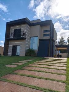 una casa con un camino enfrente en Quarto Casa de Campo Frente Lago, en Águas de Santa Bárbara