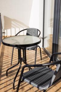 Апартаменти Velvet Rooms في سكيدنيستا: طاولة وكرسي على شرفة +53 صورة