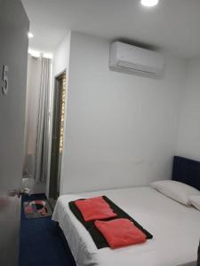 Postel nebo postele na pokoji v ubytování Enviropath Hotel