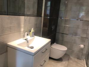 Koupelna v ubytování Nowy dwupokojowy apartament idealny na narty