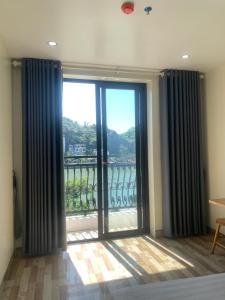 Nespecifikovaný výhled na hory nebo výhled na hory při pohledu z hotelu