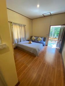 Postel nebo postele na pokoji v ubytování Baan Panseng Bungalow + 37 fotografií