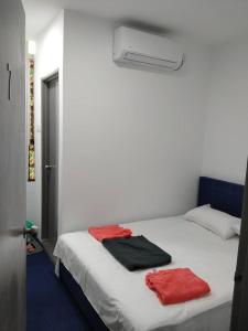 Postel nebo postele na pokoji v ubytování Enviropath Hotel