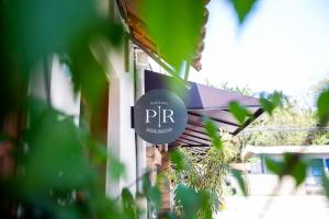 a sign for a php restaurant on the side of a building at Pousada Petit Refuge in Juquei +31 photos