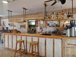 a bar with two stools at a counter at El Mijares in Olba
