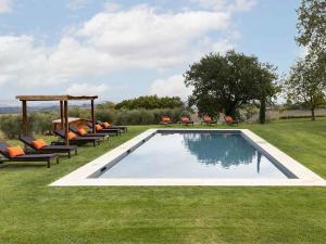 una piscina con sillas y un cenador en AMORE RENTALS - Villa Viola, en Sarteano