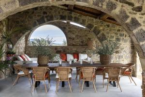 Un comedor con mesa y sillas en AMORE RENTALS - Villa Viola, en Sarteano