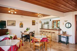 TV a/nebo společenská místnost v ubytování Vlachakis Hotel