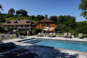 Bazén v ubytování Maison d'hôtes & SPA La Scierie nebo v jeho okolí