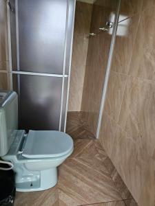 Colonia YguazúHabitación sin cocina en quinta Shizen的带卫生间和淋浴的浴室