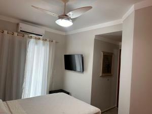 Una televisión o centro de entretenimiento en Flat Pitangueira com Piscina-Capitânia Varan