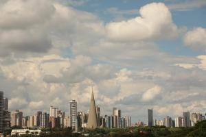 a skyline of a city with a tall building at Apartamento amplo e confortável 1 in Maringá