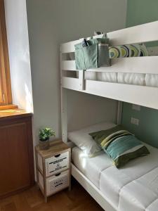 ein Schlafzimmer mit einem Etagenbett mit einem kleinen Tisch in der Unterkunft I ricordi di San Pietro in Rom