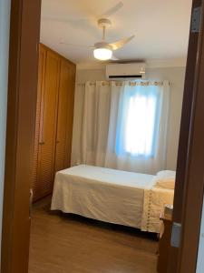 Una cama o camas en una habitación de Flat Pitangueira com Piscina-Capitânia Varan
