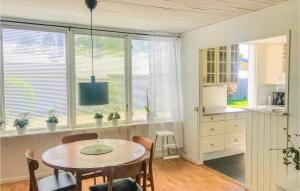 モンステロアスにあるStunning Home In Mönsterås With Wifiのキッチン(テーブル、椅子付)、窓