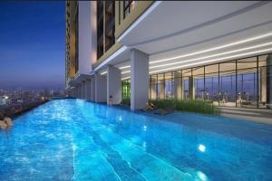a large swimming pool on the side of a building at Niche Mono 2 Bedroom next to BTS Bearing in Samut Prakan