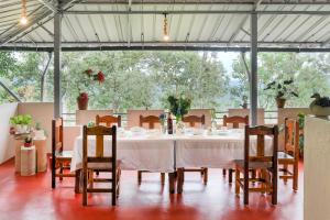 Restaurace v ubytování Royal Woods Coorg + 31 fotografií