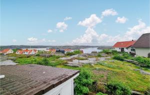 vista su una città con un fiume e case di 2 Bedroom Lovely Apartment In Kungshamn a Kungshamn