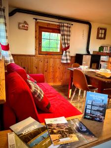 格雷桑Alpine Dream House - Chalet的客厅里有一张红色的沙发和一张桌子