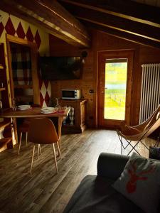 格雷桑Alpine Dream House - Chalet的客厅设有厨房和桌椅