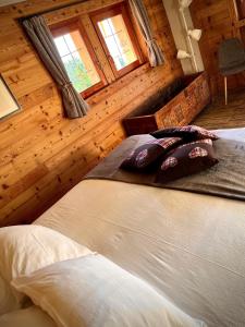格雷桑Alpine Dream House - Chalet的小木屋内一间卧室,配有两张床 更多22张照片