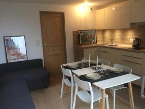 Kuchnia lub aneks kuchenny w obiekcie Méribel 2 pièces avec cabine, centre, proche commerce et pistes avec parking et wifi état neuf