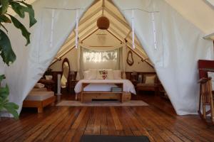 Postel nebo postele na pokoji v ubytování Monteverde Alas Glamping