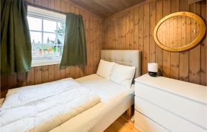 En eller flere senge i et værelse på Beautiful Home In Sjusjøen With Kitchen