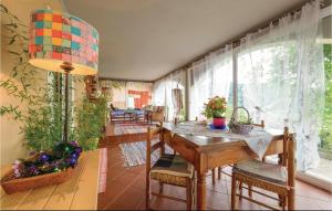 Un comedor con mesa y sillas de madera. en Two-Bedroom Apartment In Sorana Pescia Pt, en Aramo
