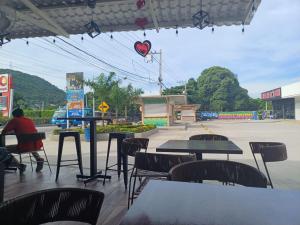 a group of tables and chairs in a parking lot at Hotel Mall plaza in Santa Marta +93 photos